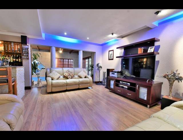 6 BEDROOM HOUSE FOR SALE IN GLENVISTA